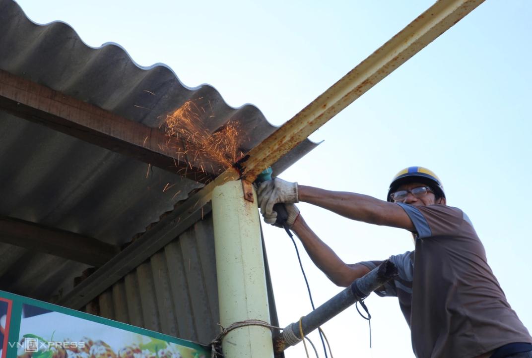 Tháo dỡ hàng quán ở bãi tắm Đá Nhảy