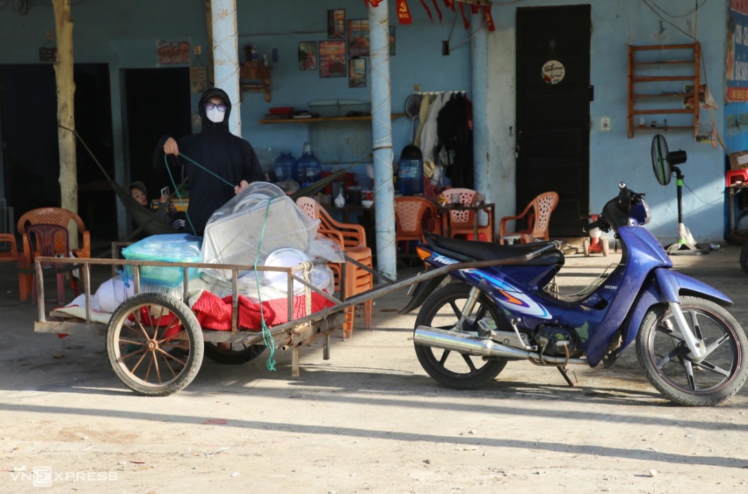 Tháo dỡ hàng quán ở bãi tắm Đá Nhảy