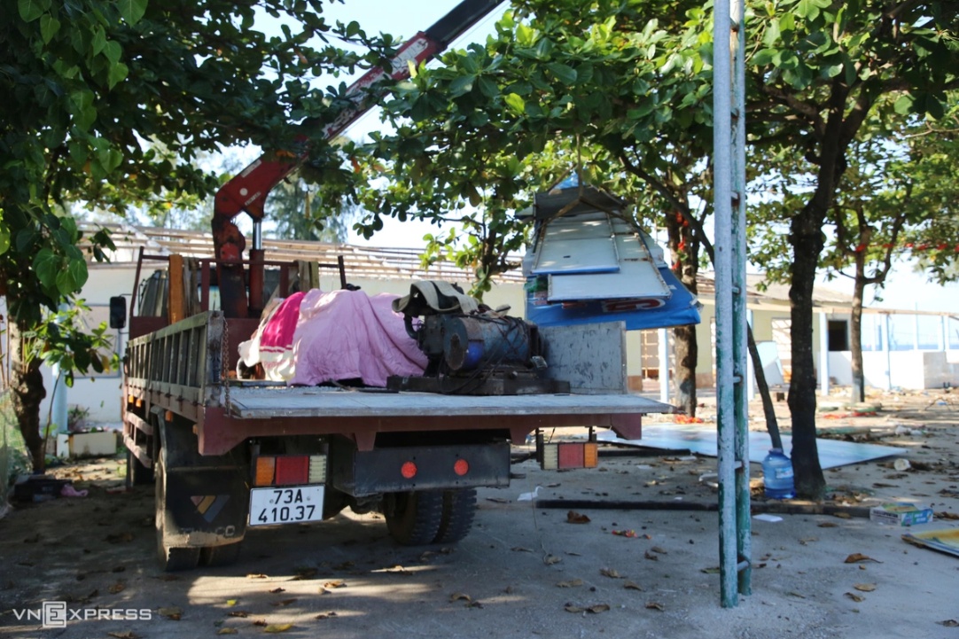 Tháo dỡ hàng quán ở bãi tắm Đá Nhảy
