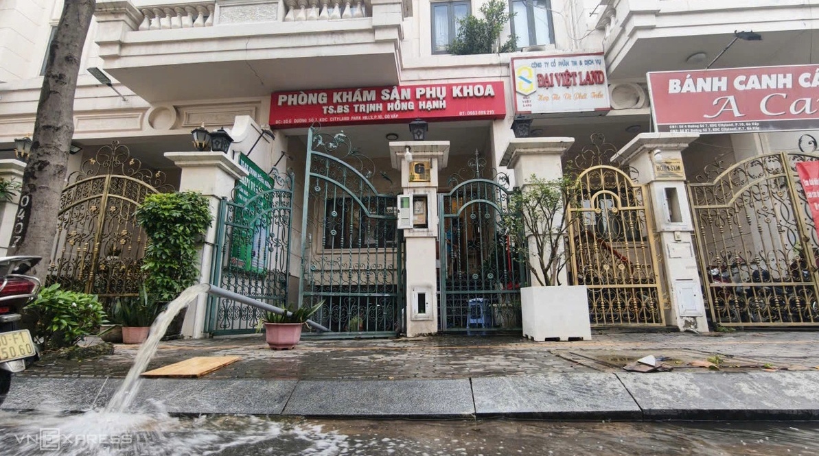 Hầm xe khu biệt thự ở TP HCM ngập hơn một mét