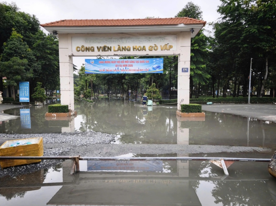 Hầm xe khu biệt thự ở TP HCM ngập hơn một mét