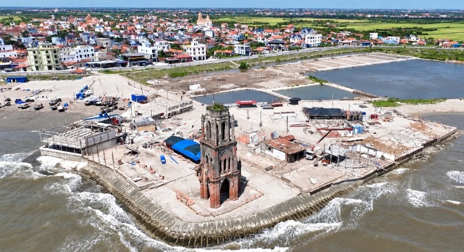 Tháo dỡ lều quán bủa vây nhà thờ đổ Hải Lý
