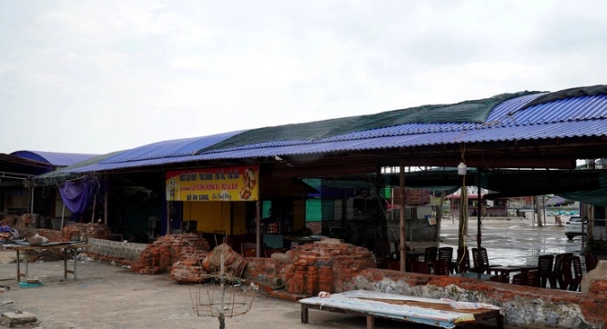 Tháo dỡ lều quán bủa vây nhà thờ đổ Hải Lý