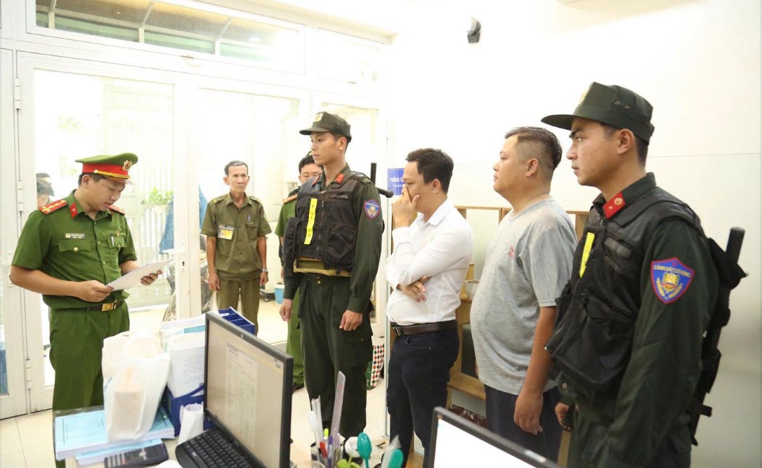 Hàng loạt Giám đốc, Phó Giám đốc ở TPHCM bị khởi tố: Công an thu giữ 22 con dấu