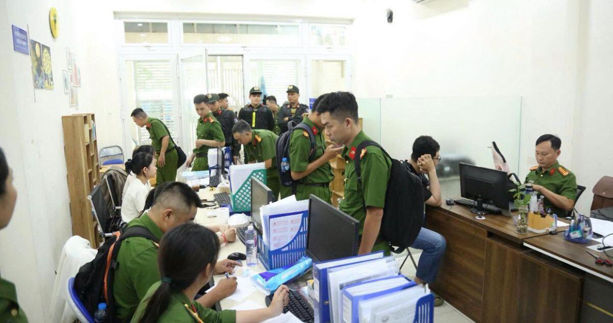 Hàng loạt Giám đốc, Phó Giám đốc ở TPHCM bị khởi tố: Công an thu giữ 22 con dấu