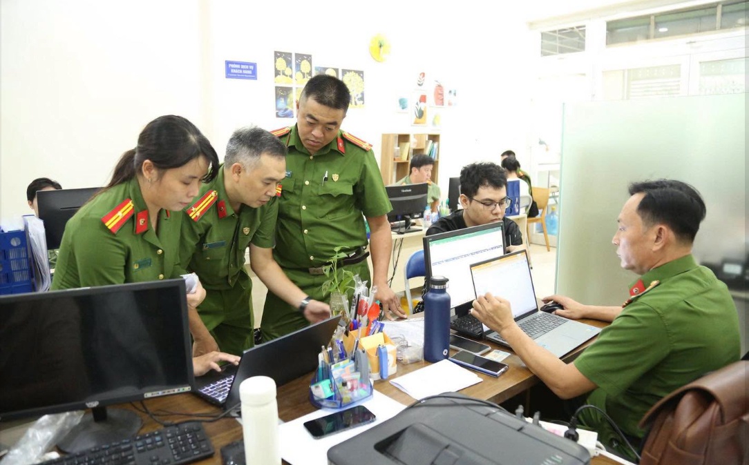 Hàng loạt Giám đốc, Phó Giám đốc ở TPHCM bị khởi tố: Công an thu giữ 22 con dấu