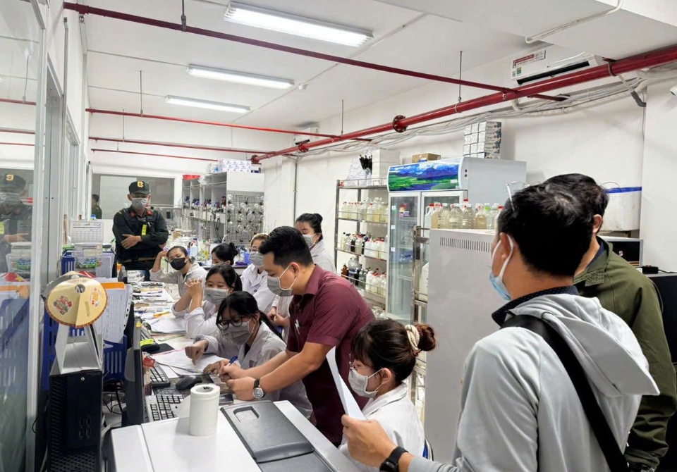 Hàng loạt Giám đốc, Phó Giám đốc ở TPHCM bị khởi tố: Công an thu giữ 22 con dấu