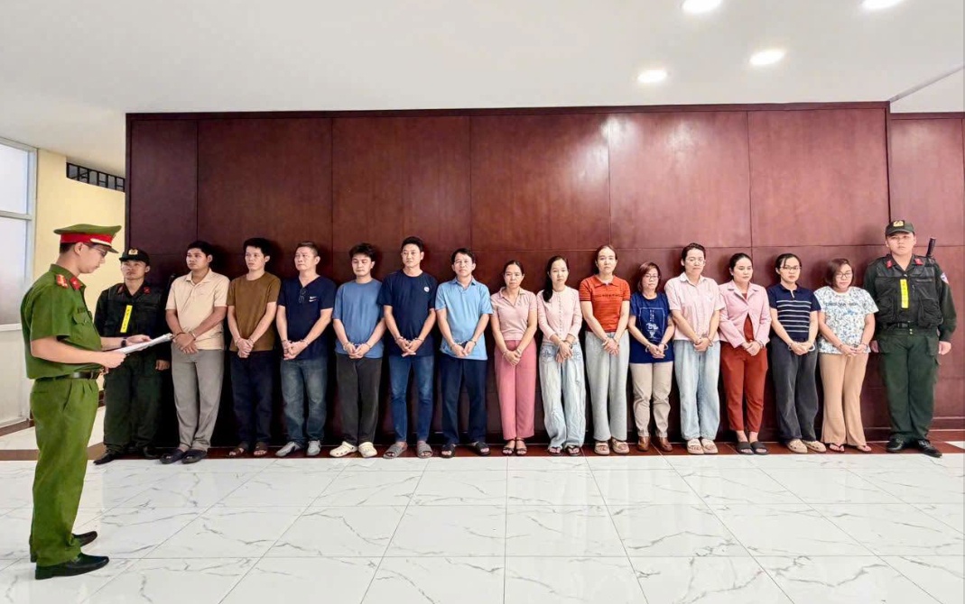 Hàng loạt Giám đốc, Phó Giám đốc ở TPHCM bị khởi tố: Công an thu giữ 22 con dấu