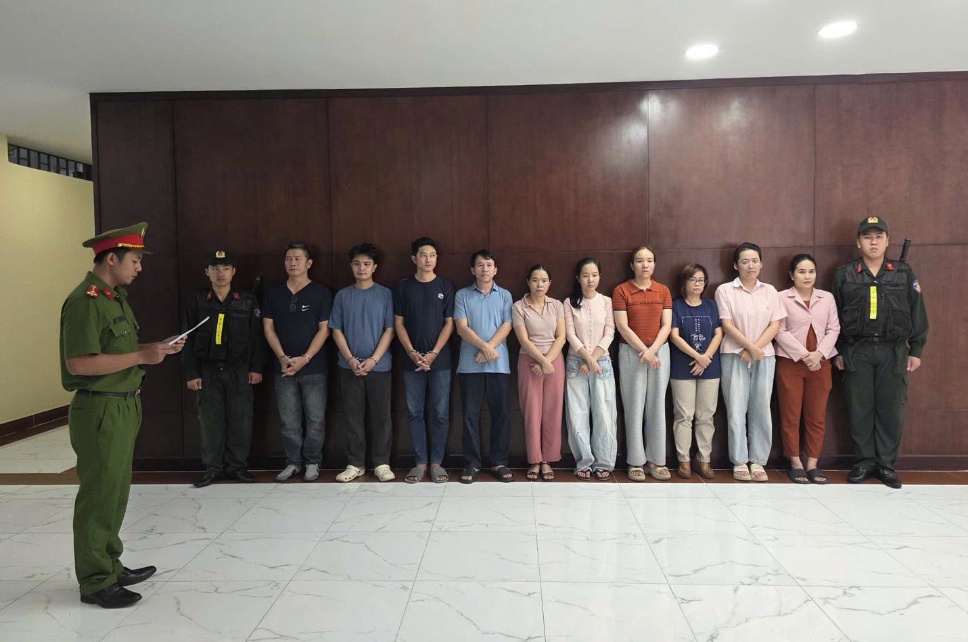 Hàng loạt Giám đốc, Phó Giám đốc ở TPHCM bị khởi tố: Công an thu giữ 22 con dấu