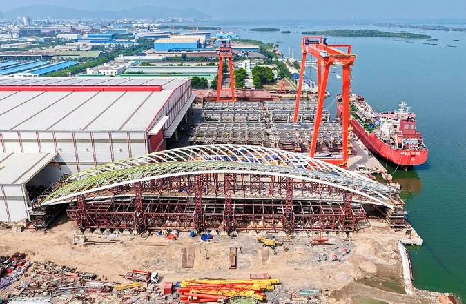 Cầu đi bộ qua sông Sài Gòn dự kiến hợp long ngày 21/10