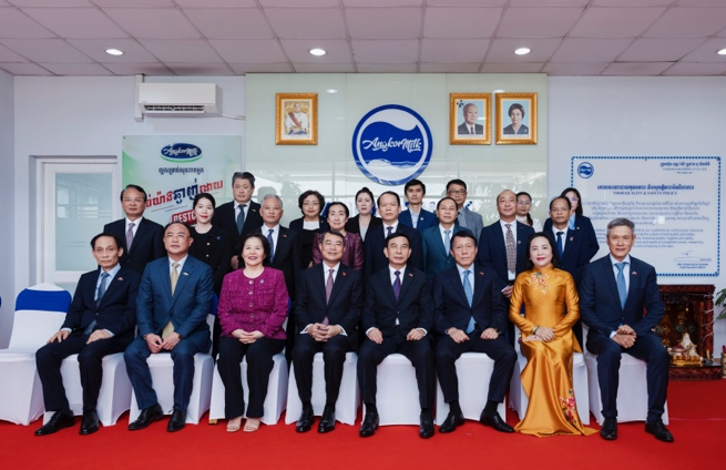 Ủy viên Bộ Chính trị - Thủ tướng Chính phủ Lê Minh Hưng thăm nhà máy Angkormilk của Vinamilk tại Campuchia