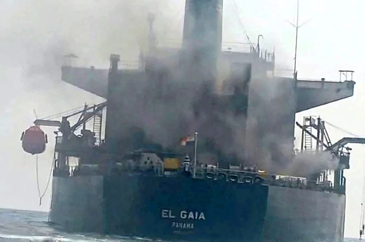 Iran tuyên bố bắn cháy siêu tàu chở dầu ở Hormuz