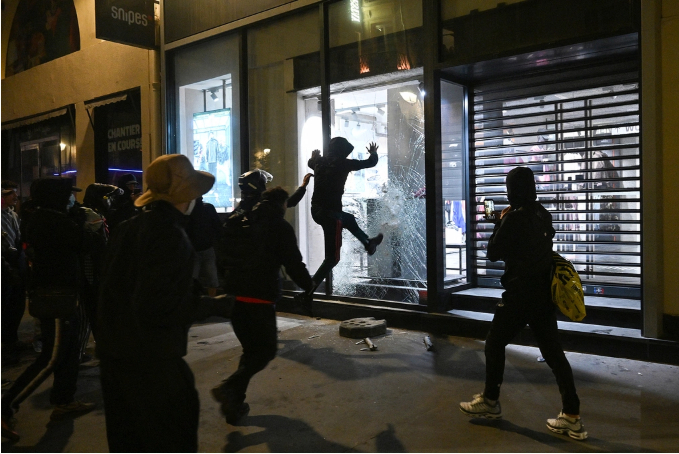 Tổng thống Macron 'giận dữ, hổ thẹn' vì làn sóng bạo lực ở Pháp