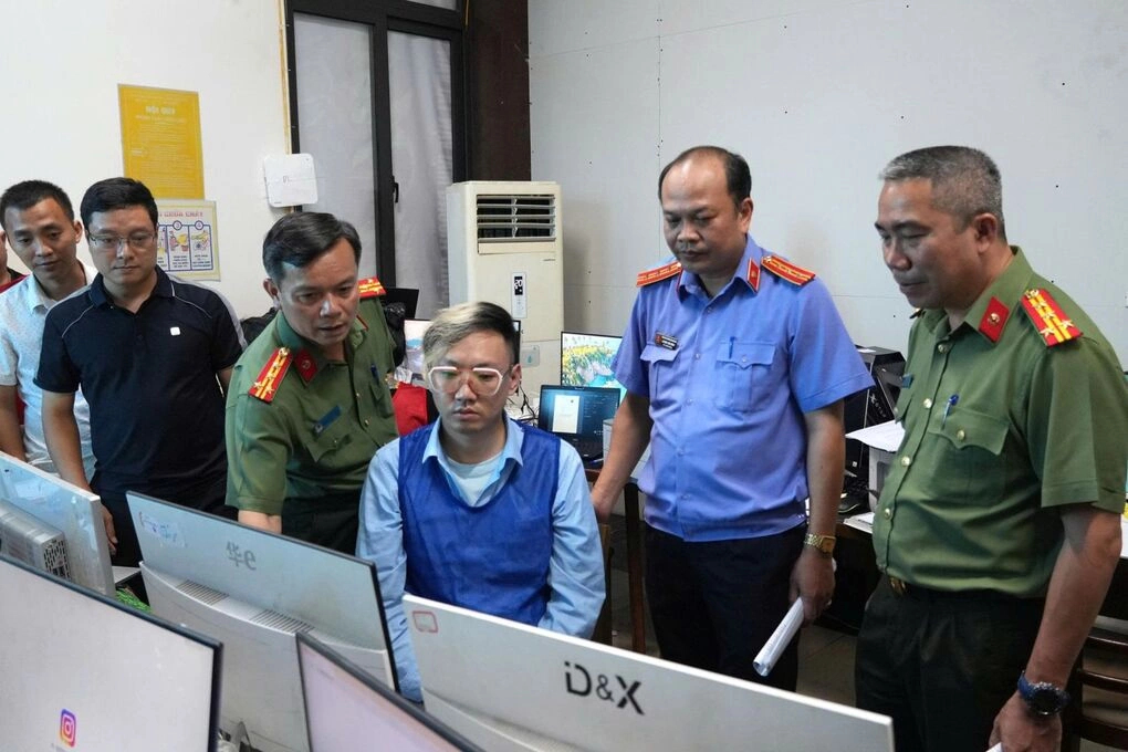 Hơn 100 người bị bắt khi xóa sổ đường dây lừa đảo qua mạng ở Thanh Hóa