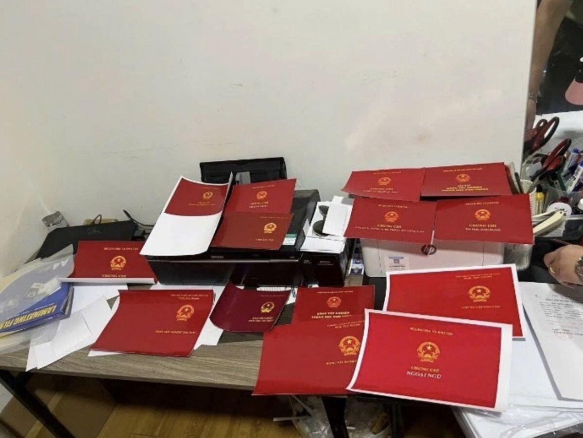 Hai cán bộ Đại học Ngoại thương liên quan đường dây làm văn bằng giả