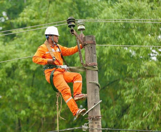 Tiết kiệm điện hay chuyển gánh nặng chi phí?