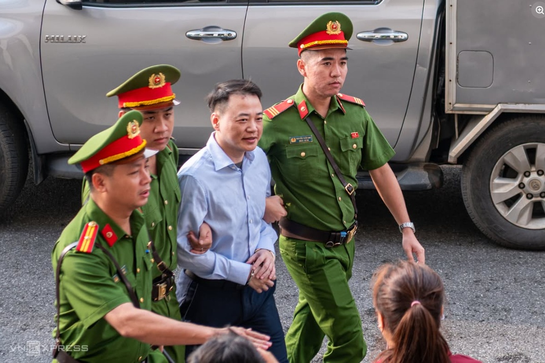Nụ cười gây chú ý của Shark Bình khi bị dẫn giải đến tòa trong vụ án Mr Pips