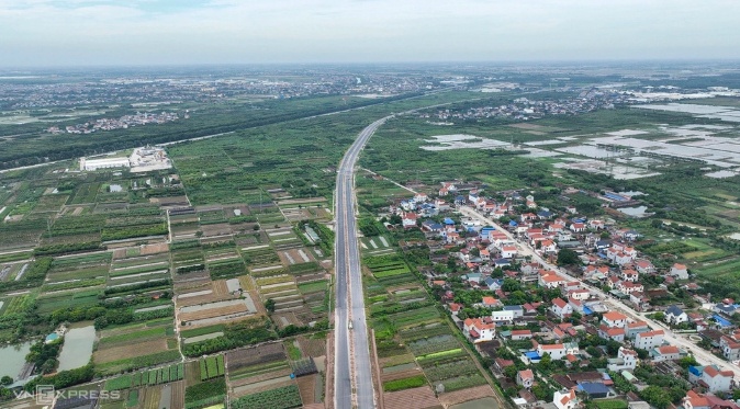 Có 2 tỷ đồng, nên mua chung cư Hà Nội hay đất nền Hưng Yên?