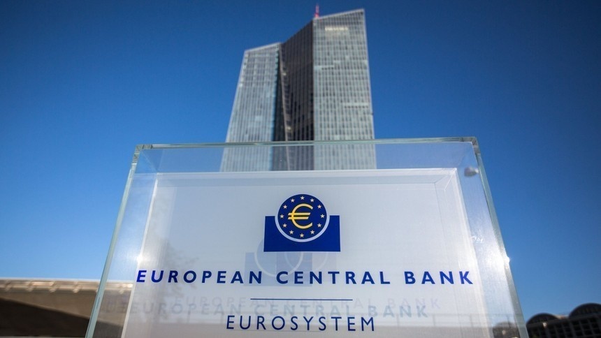 ECB "mắc kẹt" giữa hai gọng kìm