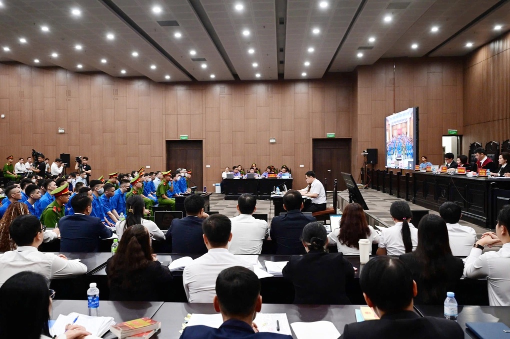 Bí mật trong nhóm chat 'đầu tư rượu vang' của Mr Pips với luật sư và hai công an