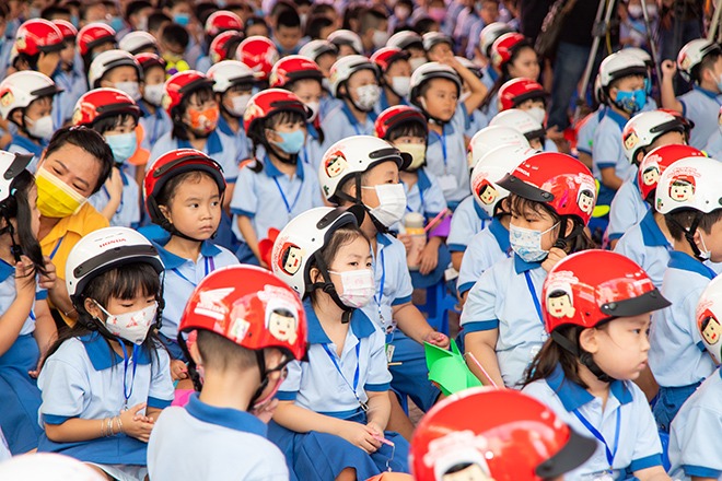 Đã có gần 6 triệu mũ bảo hiểm được trao tận tay các em học sinh lớp 1