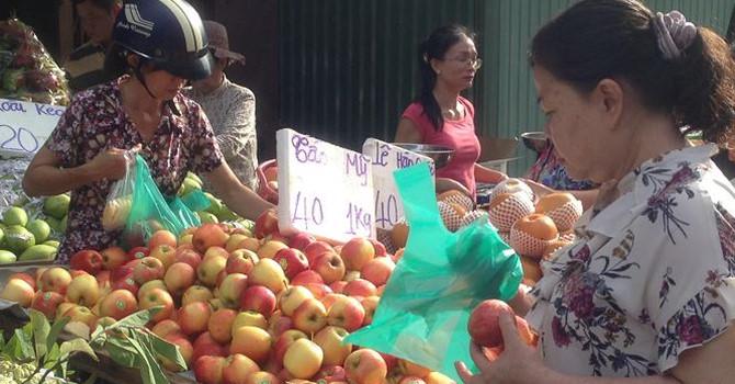 Táo Mỹ 40.000 đồng/kg ngập chợ Sài Gòn