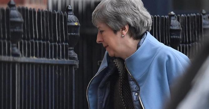 Bà May đi “không kèn không trống”- Nóng cuộc đua cho ghế Thủ tướng Anh