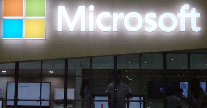 Cổ phiếu Microsoft lập kỷ lục, vốn hóa vượt 1.000 tỷ USD
