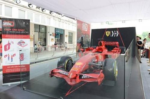 Chiêm ngưỡng siêu xe F1 Ferrari ngay tại Hồ Gươm