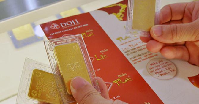 Vì sao giá vàng trong nước vẫn thấp hơn thế giới?