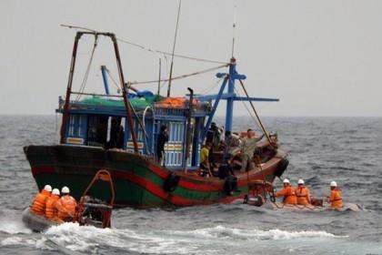 Tàu cá Nghệ An chìm gần đảo Bạch Long Vỹ, 10 ngư dân mất tích