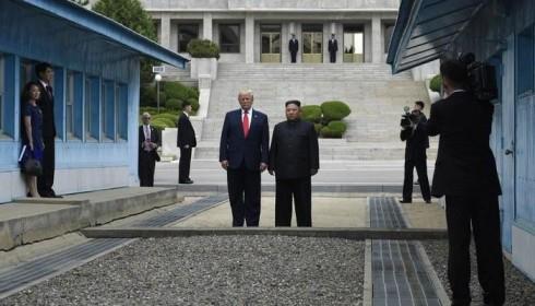 Ông Trump trở thành Tổng thống Mỹ đầu tiên đặt chân lên đất Triều Tiên