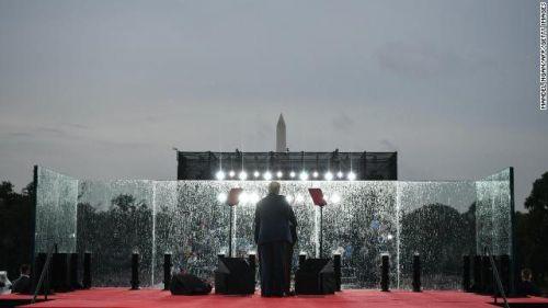 Tổng thống Trump phát biểu “Chào nước Mỹ” sau kính chống đạn