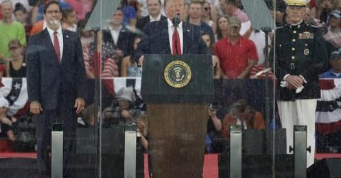 Tổng thống Trump phát biểu “Chào nước Mỹ” sau kính chống đạn