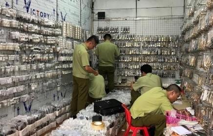 Thu giữ 2.670 sản phẩm giả các thương hiệu nổi tiếng tại chợ đầu mối Ninh Hiệp, Hà Nội