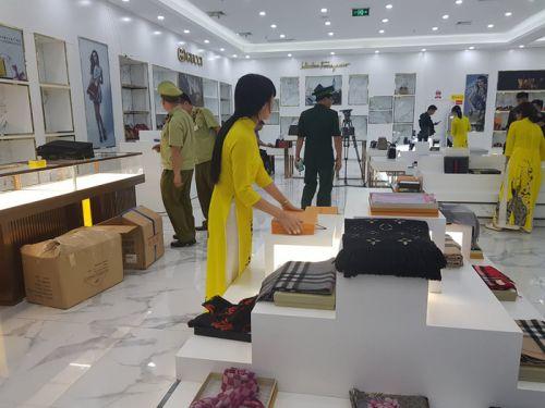 Truy quét lượng lớn hàng hoá của 2 Trung tâm mua sắm ở Móng Cái, Quảng Ninh