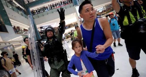 Khủng hoảng kéo dài, các triệu phú Hong Kong chuyển bớt tiền ra nước ngoài