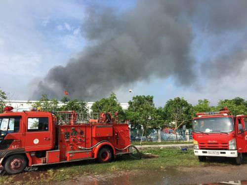 Cháy lớn thiêu rụi 1 nhà xưởng Công ty may mặc Makalot Việt Nam
