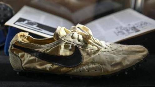 Đôi giày Nike được bán với mức giá kỷ lục gần 450.000 USD