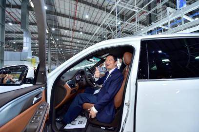 Độc và lạ: Khách hàng tự lái xe rời băng chuyền sản xuất ô tô VinFast