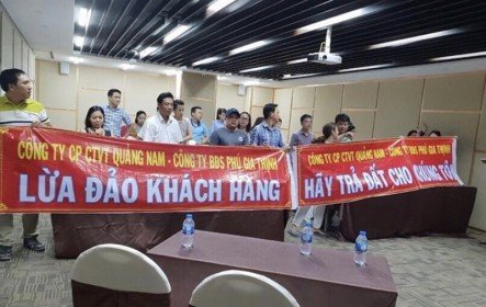Đà Nẵng: Khách hàng treo băng rôn đòi Cty Bất động sản Phú Gia Thịnh trả đất