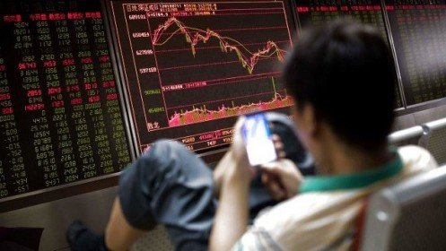 Hang Seng giảm hơn 400 điểm, chờ tin từ đàm phán thương mại Mỹ-Trung