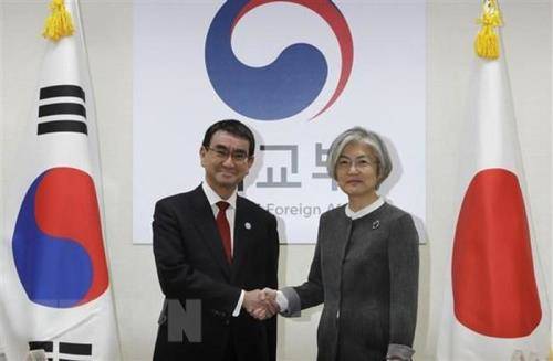 Ngoại trưởng Nhật Bản và Hàn Quốc hội đàm giữa lúc gia tăng tranh cãi ngoại giao