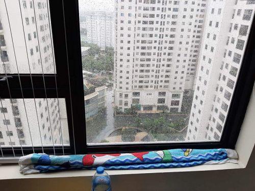 Hà Nội mưa xối xả, dân chung cư méo mặt hứng dột giữa lưng chừng trời