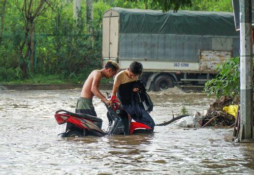 Biển nước "bao vây" khu biệt thự triệu đô ở Hà Nội