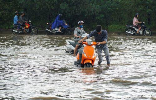 Biển nước "bao vây" khu biệt thự triệu đô ở Hà Nội