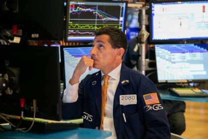 Dow Jones tiếp tục rơi thảm khi lợi suất trái phiếu toàn cầu rớt mạnh