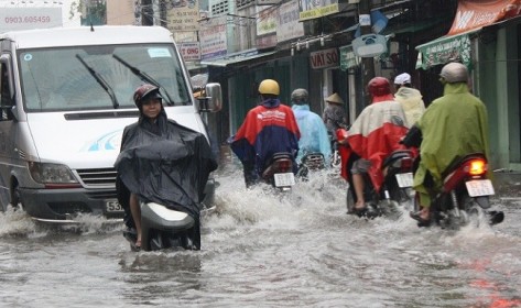 TPHCM: Dự án nghìn tỷ, đường phố vẫn ngập nặng khi mưa