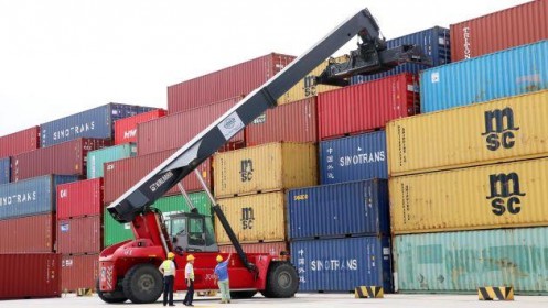 Xuất khẩu Trung Quốc bất ngờ tăng 3.3%, nhập khẩu rớt 5.6%