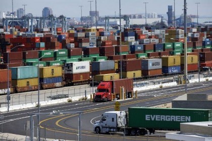 Các kho cảng ở Mỹ đầy ứ hàng nhập khẩu “chạy” thuế
